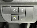 コーナーセンサーを車の前後に装備。障害物までの距離に応じて警告音を変えてお知らせ。縦列駐車時や駐車場・車庫などでの取り回しをサポートします。詳細は販売店スタッフまでおたずねください。