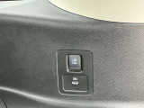3列目シート助手席側オートスライドドアのスイッチとUSB電源ソケットです。