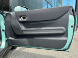 座り心地も言うこと無し。運転席に座った時のファーストインプレッションは心地よいホールド感のある堅めのシート、遊び心もありながら、しっかりとした座り心地に高級感も溢れるミニ。