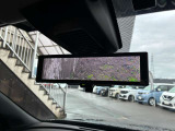 車両後方のカメラ映像をミラー面に映し出すので、荷室に積んだ大きな荷物などが写り込んで見にくくなりがちな車内状況や、天候などに影響されずいつでもクリアな後方視界が得られます。