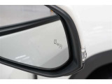 【ブラインドスポットモニター】 ミラーの死角になる車両を検知し、インジケーター点灯や警告音で知らせてくれます。