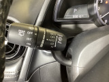 レバーをAUTOの位置にしているとき、レインセンサーが雨を感知すると、雨量に応じてワイパーが自動で作動してくれるオートワイパーを装備!設定変更で非作動にすると、間欠作動に固定されます。