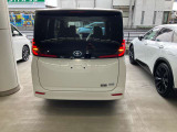 車両後方よりライトとウインカーを点灯させた状態です