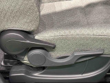 運転手の体格に合わせて,運転席の座面の高さ調整ができるシートリフターが付いてます