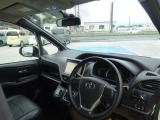 視界が広く運転しやすい運転席まわりです。各スイッチ類の位置も直感的に操作しやすく、長距離ドライブでも疲れにくい設計になっています。
