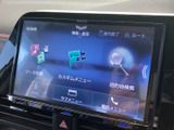 画面には案内終了やルート、目的地検索のほか、音楽や電話のメニューが表示されています。項目が画面上にまとまっており、目的に応じて選びやすい構成です。移動中の案内や車内での音楽再生に便利に活用できます。