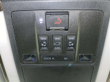 急な体調不良時も、ヘルプネットボタンを押すだけでヘルプネットセンターのオペレーターにつながります。サービスの詳細は販売店スタッフまでおたずねください。