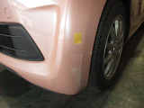 この車両は助手席側フロントバンパー にA4サイズ程度のへこみ・傷が有ります。こちらは現状での販売となります。ご希望であれば当社にて板金修理を行うことも可能です。詳しくは担当営業までご相談下さいませ。