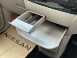 サッと引き出すタイプのドリンクホルダーと小物置きです!