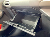 こちらに車検証等の書類を収納することができます。