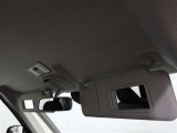 運転席と助手席にちょっとした身だしなみのチェックに便利なバニティミラー付サンバイザー♪