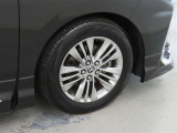 装着タイヤサイズは、225/60R18です。純正アルミホイールを装着しております。