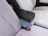 運転席と助手席の間には、蓋付きタイプのコンソールボックス。肘掛けにもなるので、便利です。
