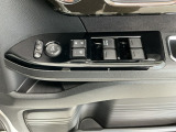 運転席のスイッチで全てのウィンドウの開閉操作を行うことができます。ロックボタンをONにしておくと、運転席以外のウィンドウは作動しないのでお子様を乗せているときなども安心ですね♪