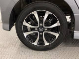 純正アルミホイールです。足元が引き立つので、車全体のイメージがアップしますよ!