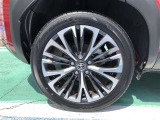 【純正アルミホイール】です!車両デザインに合わせてホイールをデザインしているため、見た目にもカッコイイアルミホイール♪洗車もラクチンで錆びません。