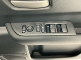 運転席のスイッチで全てのウィンドウの開閉操作を行うことができます。ロックボタンをONにしておくと、運転席以外のウィンドウは作動しないのでお子様を乗せているときなども安心ですね♪