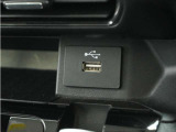◆USB入力端子◆USB接続、スマートフォンの充電等にも便利なUSBチャージャー。使いやすい場所に装備されています。