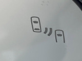 【ブラインドスポットモニター】走行中、ドアミラーの死角になりやすい箇所に後続車が接近するとサイドミラーのレンズに警告を表示!ドライバーに注意喚起をしてくれます。