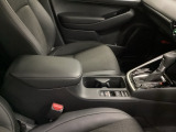アームレスト付き。長距離ドライブも快適に過ごせます。運転席からも助手席からも自由に使えるドリンクホルダー付。