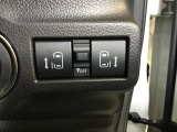両側電動スライドドアで運転席からワンタッチで後席のドアの開閉が出来ます。