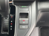 クルマの動きを燃費優先で自動制御するECONモードスイッチ。パーキングブレーキは電子制御式です