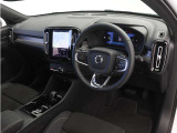 インストルメントパネルは僅かに運転席側へと傾けられているほか、余計なスイッチ類を可能な限り排し、運転に集中しやすい環境を造り出しています。