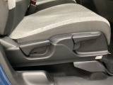 手動のレバーを使って、シートの高さや背もたれの角度を変えることができます。