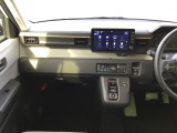 インパネトレーは、スマホや小物をサッと置ける便利なスペース。手元に置いておきたい物を気軽に置けて、日常の中でしっかり活躍してくれます。