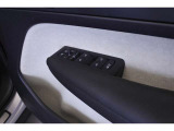 パワーチャイルドロックスイッチが装備されます。運転席のスイッチ操作により、リアドアとリアパワーウインドウの制御が出来ます。