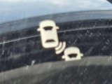 斜め後ろの死角にいる車両の存在を光って知らせてくれる機能です。車線変更時の安全運転をスマートにサポートいたします。