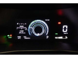 デジタルメーターで、速度がとっても見やすいです!エコな運転がしたいかたはインフォメーションディスプレイで平均燃費の確認もできます!