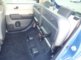 ◆チップアップ&ダイブダウン機構付【ULTR SEAT】は後席座面を左右分割で跳ね上げることができます。トランクで積載できない背の高い荷物をラクラク収納できます。ホンダ車ならではの人気装備です。
