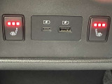 後席にもシートヒーターも装備です!写真の後席側のスイッチでも操作できますよ!