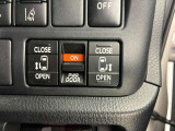 両側電動スライドドアです。各ドアノブだけでなく、運転席でも両側のスライドドアをスイッチひとつでコントロールできます。
