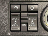 両側パワースライドドアウェルカムオープン機能 降車時にスイッチで予約しておけば、乗車時に電子カードキーを持ってクルマに近づくだけでパワースライドドアが自動でオープン♪