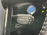 クルーズコントロール機能が付いています。 速度を設定するとアクセルを踏まなくても一定の速度で走ることができます。  高速道路ではとても便利な装置なんです。