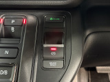 電子パーキングに加えてブレーキホールドシステムを装備しておりますので、信号待ちや踏み切り待ちでもブレーキを踏まずに停止できます!発進する際はアクセルを踏むだけですので渋滞時などはかなり楽ですね!