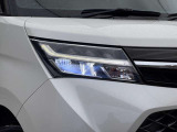 先進的な印象を与えるLEDヘッドランプ。明るい光で夜間の視認性を高め、安全運転をサポートします。