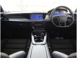 内装はシンプルに使い勝手を考え作られています。お車を運転する感覚をダイレクトに体感して頂けます。室内も広くロングドライブにも快適にお過ごしいただけます。