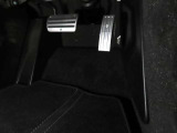 ドライバーズシートの足元は、ブレーキペダルとアクセルペダルが近い位置にレイアウトされています。