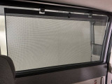 【ロールサンシェイド】まぶしい光を軽減し、心地よい車内に♪ロール式なので開け閉めも容易にできます!
