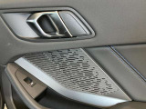BMWはドアが分厚いです。衝突によりドアがつぶれてしまった場合にも外からいち早くドアを開けれるよう考えられています。数十秒の救出の遅れが命につながりかねない場合、こういった配慮が重要なポイントです。