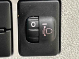 対向車や先行車への配慮が可能。積載物の状況に応じてヘッドライトの照射角度を手動調整できるスイッチ。