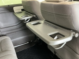 前席背面には格納式のテーブルも装備。食事やスマホ・タブレットでの動画視聴など様々な用途で活躍します。サイドにはちょっとした荷物がかけれる便利なコンビニフック付きです。