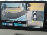 【マルチビューカメラシステム】専用のカメラにより、上から見下ろしたような視点で360度クルマの周囲を確認することができます。縦列駐車や幅寄せ時に大活躍間違いなしの機能