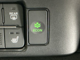 【eコンスイッチ】低燃費運転をサポートするECONモード。スイッチをONすると、エンジンやトランスミッション、A/Cなどを協調制御し、燃費の向上に貢献。エコドライブの効果を高めます。