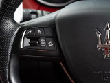 アダプティプクルーズコントロールはステアリングの左のスイッチで簡単に速度の調整や車間距離の設定が可能。