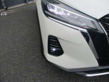 『LEDヘッドライト』通常のハロゲンライトに対して発光部分の発熱を抑えることで省電力につながる技術です。デザイン性も自由度が高いため、今後クルマのヘッドライトはLEDが主流になります☆