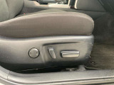 運転する時はドライビングポジションが気になりますよね。パワーシートで座席位置の微調整もしっかりできます。高級感がある装備としても人気があります。